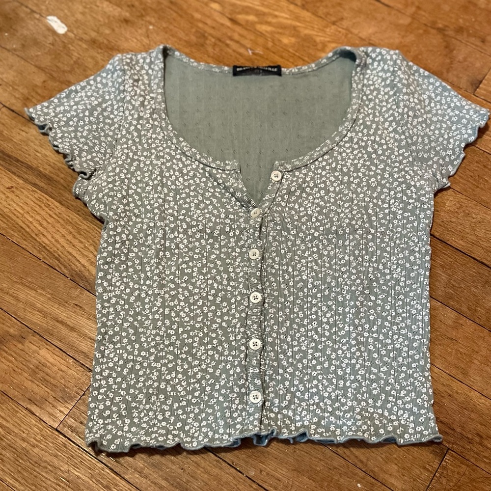 Brandy Melville Crop Tee with white flowers